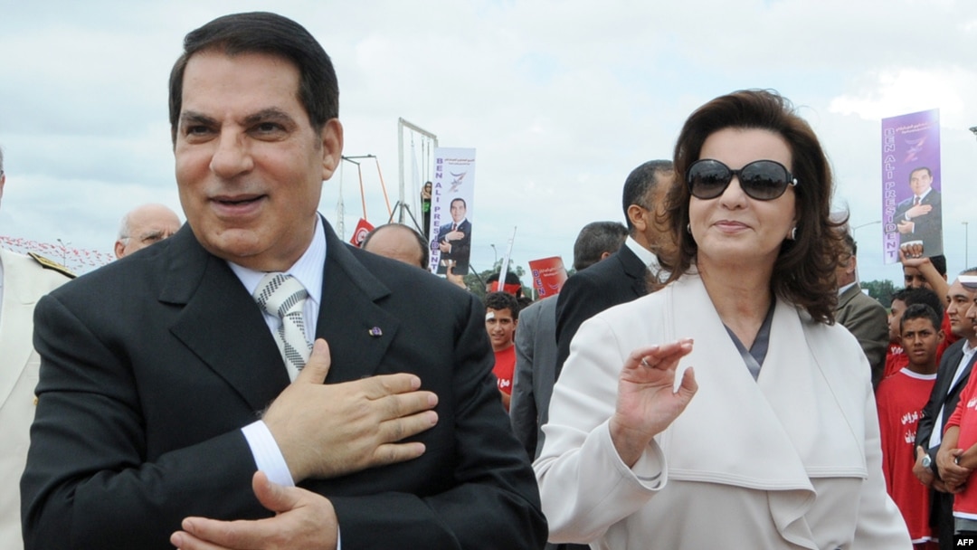 Бен Али с супругой приветствуют своих сторонников во время президентской кампании. Октябрь, 2009 год.