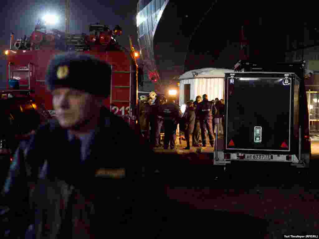 Сотрудники ФСБ работают на месте теракта в аэропорту "Домодедово"