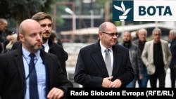 Përfaqësuesi i lartë ndërkombëtar në Bosnje dhe Hercegovinë, Christian Schmidt (në qendër), i cili dha dorëheqje më 11 maj 2026.