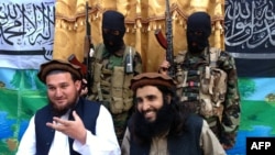 FILE: Tehrik-e Taliban Pakistan (TTP) spokesman Ehsanullah Ehsan (L) and one of the group's leaders Adnan Rasheed during a press conference in 2013.