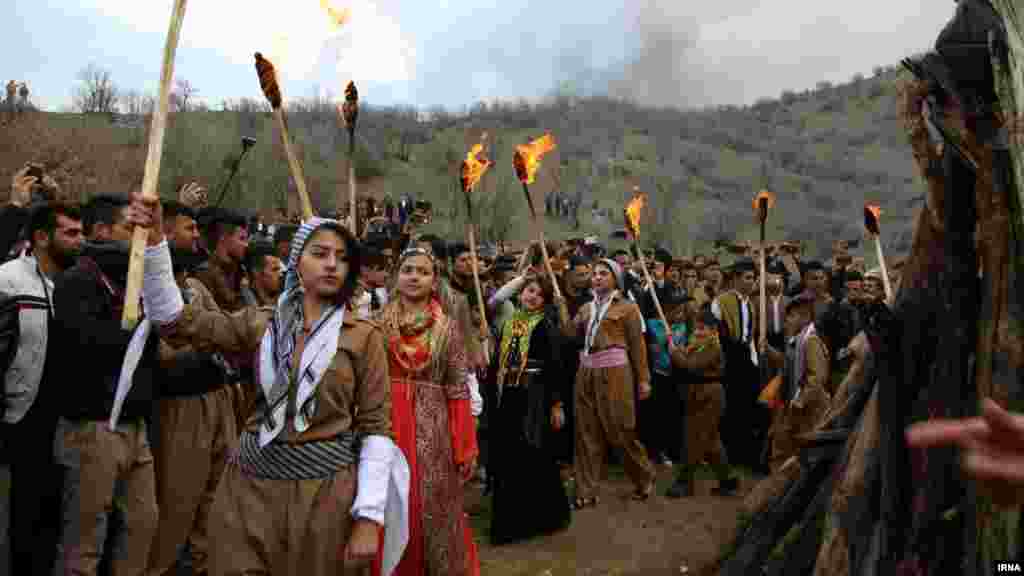 استقبال از بهار در واپسین سه&zwnj;شنبه سال در روستای &laquo;گویزه کوره&raquo; در استان کردستان.