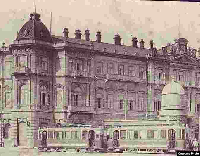 Azneft-in keçmiş binasında indi də Dövlət Neft Şirkəti (SOCAR) yerləşir