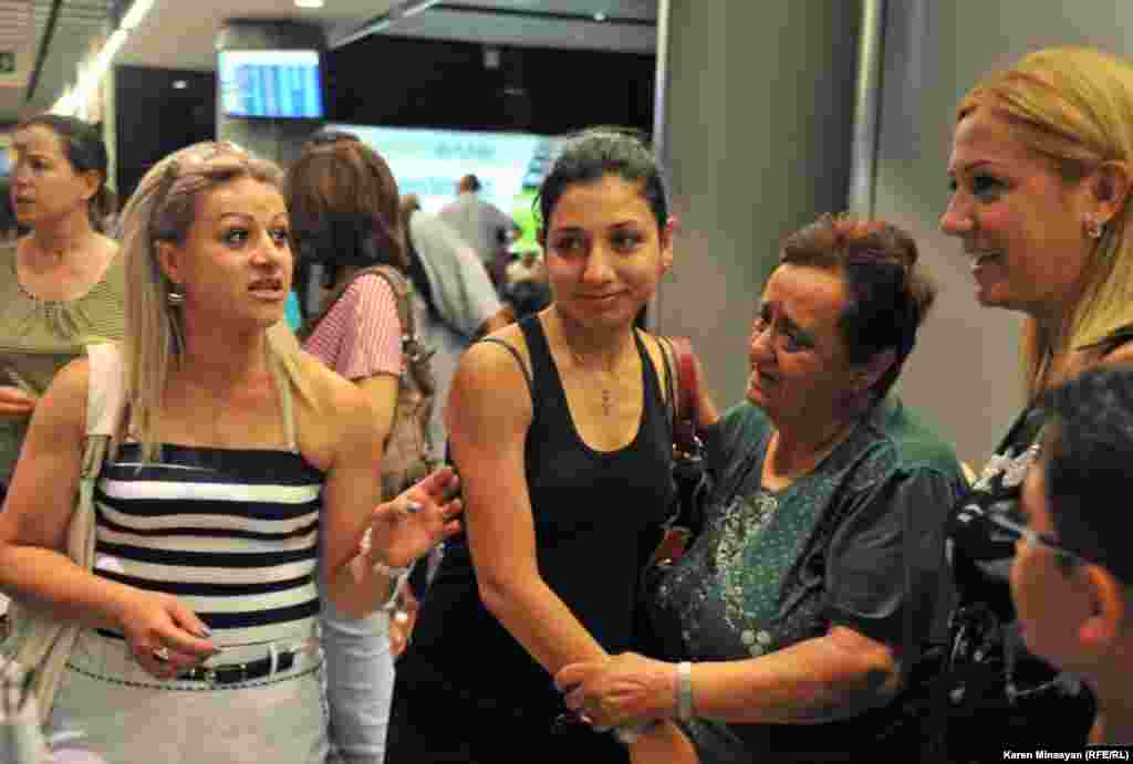 Armenia -- Syrian Armenians arrive in Yerevan, 17Aug2012