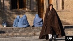 Heratda burka geyinmiş qadınlar