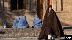 زنان برقع پوش افغان در امتداد پیاده رو در منطقه گازرگاه هرات