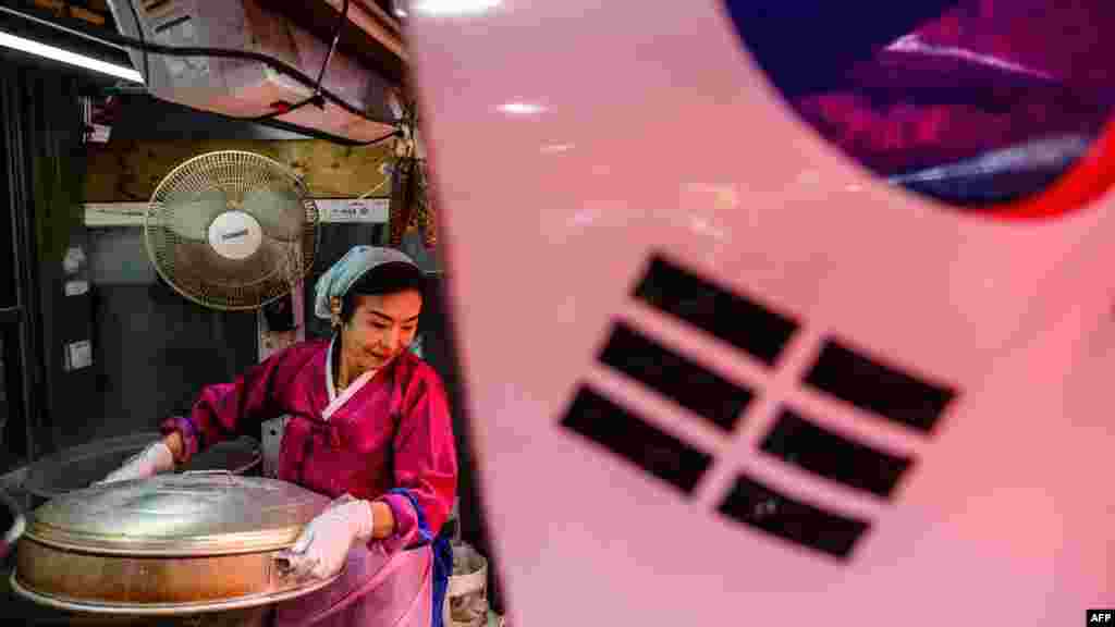 „Az egyetlen kívánságom, hogy ha az újraegyesítés nem is valósul meg az én életemben, a két Korea közötti csereprogram legalább lehetővé tegye, hogy meggyászoljam szüleimet a sírjuknál” – mondja Chai. „Csak hat kilométerre van innen. Autóval alig tíz perc alatt oda lehetne jutni. Van ennél nagyobb fájdalom?”