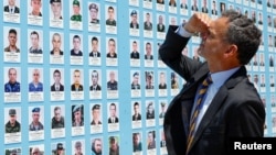 Dutch Foreign Minister Caspar Veldkamp visits the Memory Wall of Fallen Defenders of Ukraine during a visit to Ukraine on July 6.