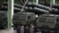 Kjo fotografi, e realizuar në datë të paspecifikuar mes 16 e 18 shtatorit 2026, e publikuar nga KCNA më 19 shtator 2026, shfaq liderin e Koresë së Veriut, Kim Jong Un (i treti nga e djathta), duke inspektuar një fabrikë municionesh në një lokacion të pazbuluar në Korenë e Veriut.