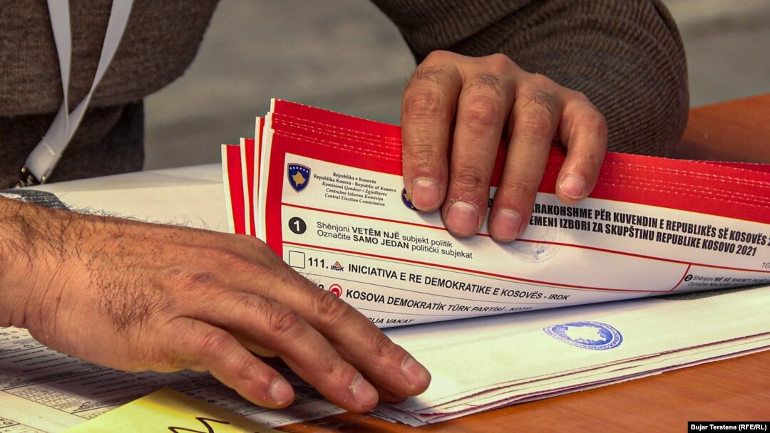 Kosovë: një zyrtar duke numëruar vota në Komisionin Qendror Zgjedhor. 