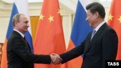 Russiýanyň prezidenti Wladimir Putin (çepde) we Hytaýyň prezidenti Si Jingping. 3-nji sentýabr, 2015 ý.