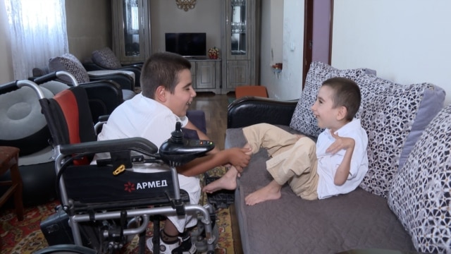 Մայրը հույսով սպասում է, որ մի օր որդիներին կասի՝ «վեր կաց ու քայլիր»