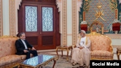 Аббос Ароқчӣ, вазири корҳои хориҷии Эрон зимни мулоқот бо бо Ҳайсам бин Ториқ, султони Умон. 26 апрел, 2026.