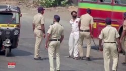 Үндістан полициясы карантинді бұзғандарды таяқтады