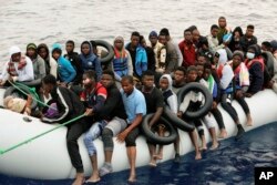 Mulți dintre cei care se înhamă să traverseze Mediterana sunt bărbați, pentru că pot rezista mai bine călătoriei periculoase. Odată ce obțin azil, ei își pot aduce soțiile și copiii în Europa pe căi mai sigure.