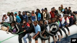 Лодка с нелегальными мигрантами в Средиземном море