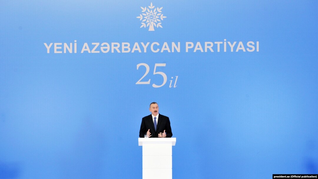 İlham Əliyev YAP-ın yaradılmasının 25 illiyinə həsr olunmuş yubiley mərasimdə.