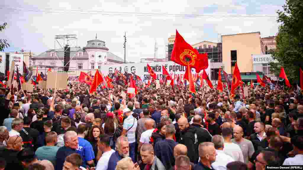 Flamujt kuqezi dhe emblemat e Ushtrisë Çlirimtare të Kosovës dominuan sheshet e Prishtinës gjatë marshit.