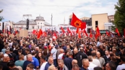 Zastave OVK na Maršu za slobodu, organizovanom u Prištini 12. septembra, četiri dana prije izricanja presude u Hagu.