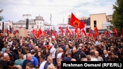 Zastave OVK na Maršu za slobodu, organizovanom u Prištini 12. septembra, četiri dana prije izricanja presude u Hagu.