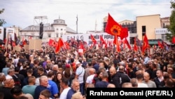 Zastave OVK na Maršu za slobodu, organizovanom u Prištini 12. septembra, četiri dana prije izricanja presude u Hagu.