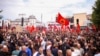 Flamuj të UÇK-së në Marshin për Liri, që u organizua në Prishtinë më 12 shtator, katër ditë para shpalljes së aktgjykimit në Hagë. 