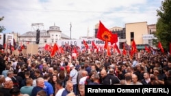 Flamuj të UÇK-së në Marshin për Liri, që u organizua në Prishtinë më 12 shtator, katër ditë para shpalljes së aktgjykimit në Hagë. 
