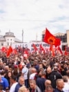 Flamuj të UÇK-së në Marshin për Liri, që u organizua në Prishtinë më 12 shtator, katër ditë para shpalljes së aktgjykimit në Hagë. 