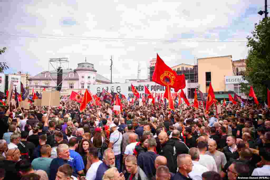 Flamujt kuqezi dhe emblemat e Ushtrisë Çlirimtare të Kosovës dominuan sheshet e Prishtinës gjatë marshit.