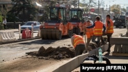Встигнути до кінця осені: ремонтний колапс на дорогах Сімферополя(фотогалерея)