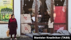 Женщина рядом с магазином, пострадавшим накануне во время обстрела Степанакерта. Нагорный Карабах, 4 ноября 2020 года