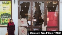 Жительница Степанакерта у магазина, поврежденного при минометном обстреле, 4 ноября 2020 года.

