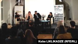 ჰაველის ბიბლიოთეკაში გამართული დისკუსიის ერთ-ერთი თემა იყო წინასაარჩევნო ვითარება საქართველოში, მწვავე დაპირისპირება ოპოზიციასა და ხელისუფლებას შორის.