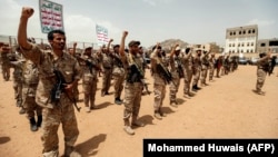 Newly-recruited Huthi fighters rally in Yemen in 2017.