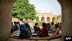 Afganistanska djeca pohađaju nastavu u školi na otvorenom u okrugu Zhari u provinciji Kandahar 26. maja 2025. godine.