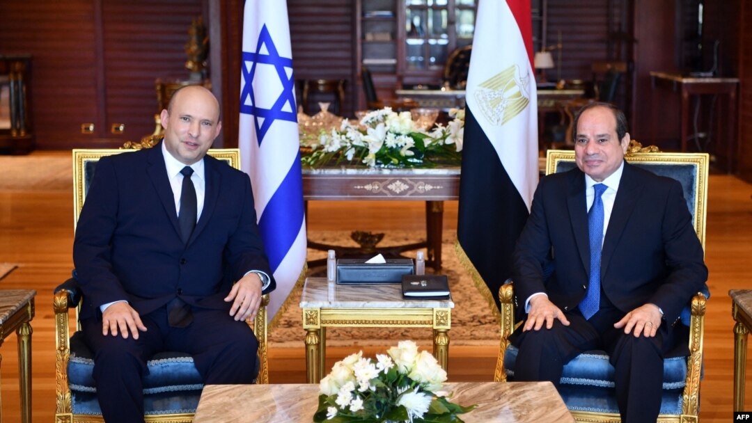  Premierul israelian Naftali Bennett (stânga) s-a întâlnit, luni, cu președintele egiptean Abdel Fattah al-Sisi (dreapta).