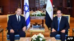  Premierul israelian Naftali Bennett (stânga) s-a întâlnit, luni, cu președintele egiptean Abdel Fattah al-Sisi (dreapta).