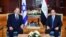  Premierul israelian Naftali Bennett (stânga) s-a întâlnit, luni, cu președintele egiptean Abdel Fattah al-Sisi (dreapta).