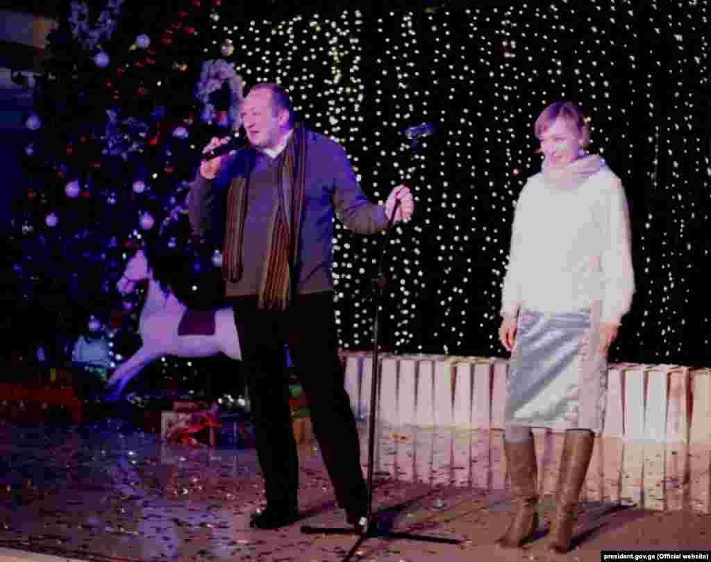 Foto: Giorgi Margvelashvili uşaqların yeni il şənliyində.&nbsp; - 44 yaşlı Mergvelashvili &nbsp;rəsmi nigahda deyil, amma aktrisa Maka Chichua ilə birlikdə yaşayır. Chichua-nın 20 yaşlı qızı Anna hazırda GİPA-da təhsil alır.&nbsp; 