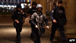 نیروهای پلیس اتریش حاضر در عملیات دوشنبه شب در شهر وین
