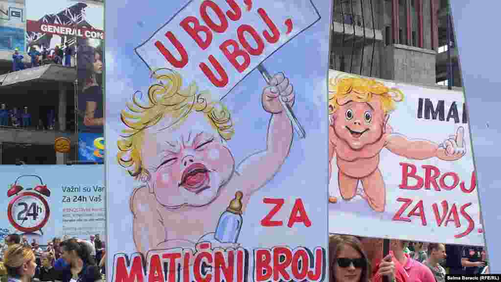 BiH - Veliki protest ispred zgrade Parlamenta BiH na kojem se skupilo nekoliko hiljada građana koji traže hitno usvajanje Zakona o jedinstvenom matičnom broju građana, Sarajevo, 11. juni 2013. 