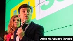 Уладзімір Зяленскі з жонкай Еленай у офісе сваёй выбарчай кампаніі 31 сакавіка 2019