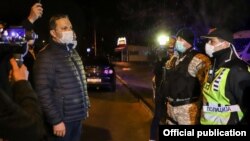 Илустрација - Министерот Оливер Спасовски со припадници на полицијата