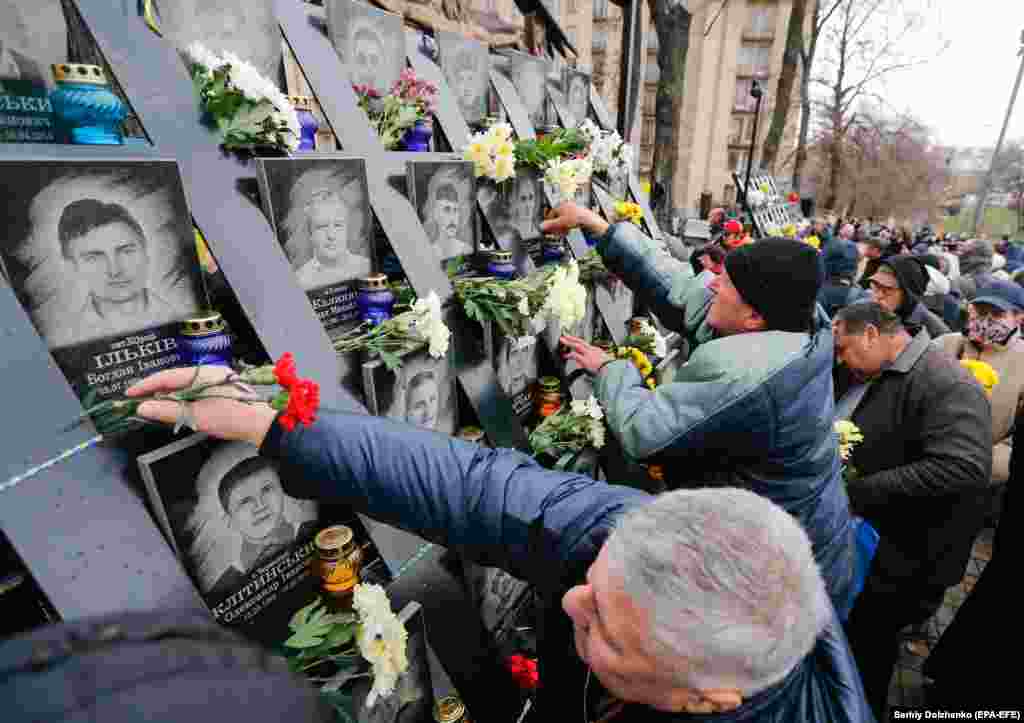 В ночь на 30 ноября произошли ожесточенные столкновения демонстрантов, преимущественно студентов, с силами безопасности. Эти события вывели на улицы сотни тысяч людей. Подавление протестов обернулось свержением власти.&nbsp;