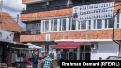 Në qendër të lagjes tashmë janë vendosur pankarta të kandidatëve për ulësen e deputetit në zgjedhjet parlamentare të 7 qershorit në Kosovë.