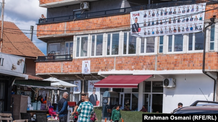 Në qendër të lagjes tashmë janë vendosur pankarta të kandidatëve për ulësen e deputetit në zgjedhjet parlamentare të 7 qershorit në Kosovë.