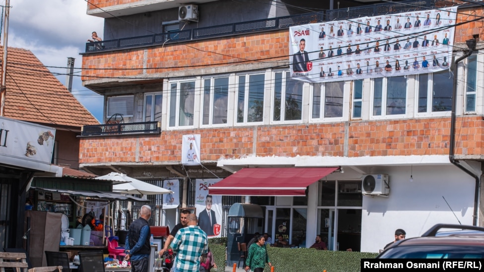Në qendër të lagjes tashmë janë vendosur pankarta të kandidatëve për ulësen e deputetit në zgjedhjet parlamentare të 7 qershorit në Kosovë.