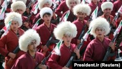 Eýran türkmenleri Tähranda harby parada gatnaşýar. Sentýabr, 2019-njy ýyl. Tähran, Eýran. Illýustrasiýa suraty.