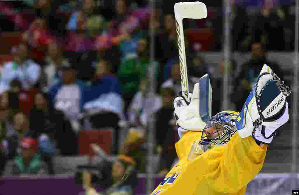 Goalkeeper Henrik Lundqvist celebrates Sweden&#39;s victory over Finland in their semifinal match. (epa/Srdjan Suki)