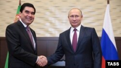 Türkmenistanyň prezidenti Gurbanguly Berdimuhamedow we Russiýanyň prezidenti Wladimir Putin.