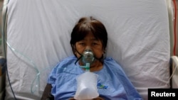 Pacijentica priključena na kisik na COVID odjeljenu bolnice u Džakarti, Indonezija (29. juni 2021.)